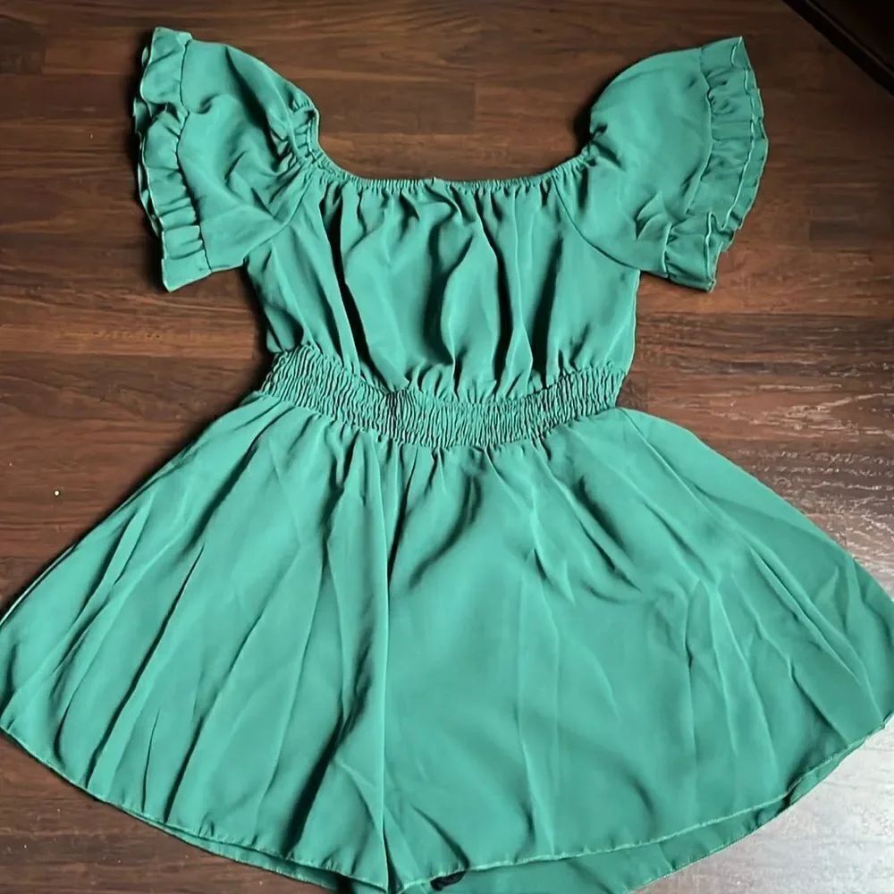 Green romper - Picture 1 of 3